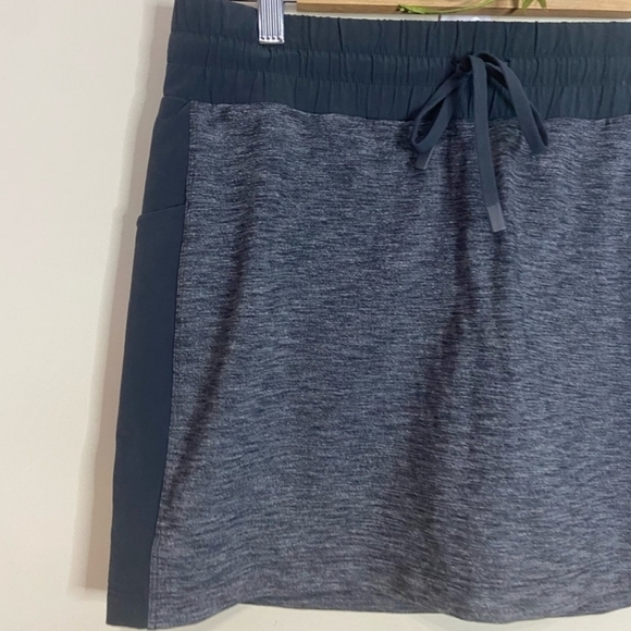 Athleta Excursion Hybrid Mid-Rise Tennis Skort in Dark and Heathered Gray Sz S - Picture 4 of 9